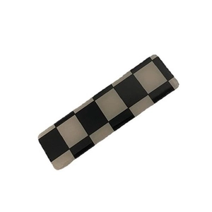 Barrette à cheveux à damier noir et blanc avec design ondulé et motif d'ours souriant