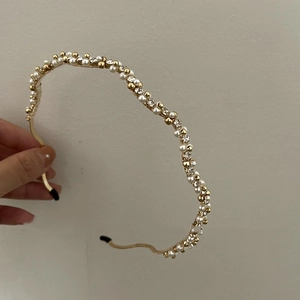 Französischer Wellenförmiger Goldlegierung Haarreif Mit Künstlichen Künstliche Perlen Klarer Zirkon Retro Eleganter Kopfschmuck Für Damen