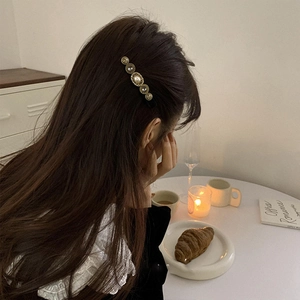 Pasador de pelo barroco vintage con perlas y strass en mujer en café de tono cálido