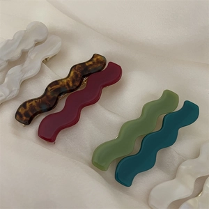 Barrettes à cheveux ondulées en acétate perle et écaille sur tissu plissé doux