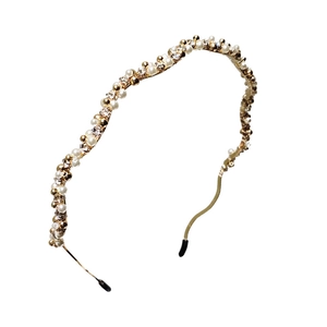 Eleganter gewellter Goldhaarreif mit abwechselnden weißen Perlen und Zirkonia