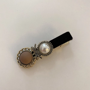Detail der Haarspange im Vintage-Palaststil mit Samtstruktur und Kunstperlen