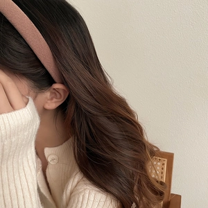 Détail de la texture en maille rose poudré du serre-tête rembourré sur modèle