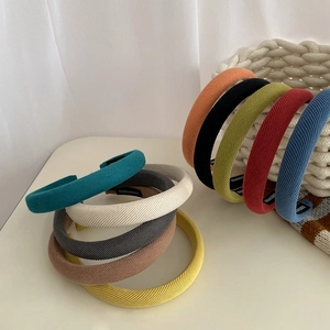 Gros plan de serre-têtes en éponge colorée avec étiquette fait main et texture en sergé