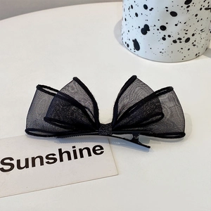 Pince à cheveux élégante avec nœud en tulle noir pour femme au design minimaliste