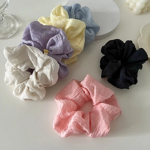 Lot de 6 chouchous colorés aux tons pastel avec texture plissée sur fond blanc épuré