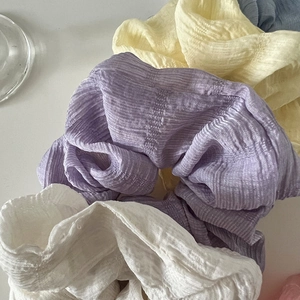 Lot de chouchous plissés aux tons pastel violet jaune blanc bleu et rose sur fond blanc