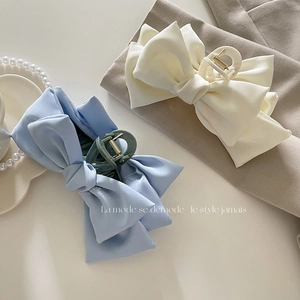 Pinces à cheveux élégantes avec nœuds en satin de couleur blanc crème et bleu ciel