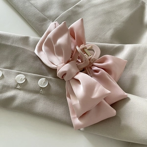 Pince à cheveux élégante en satin rose clair avec grand nœud double épaisseur pour femme