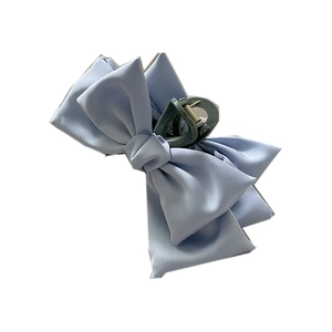 Pince à cheveux élégante avec nœud en satin bleu clair et finition brillante pour coiffure