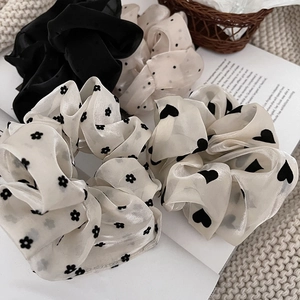 Set aus vier strukturierten Polka-Dot und floralen Mesh-Haargummis für elegantes Styling