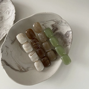 Elegant 4-piece amber-textured marble hair clips in various colors for women