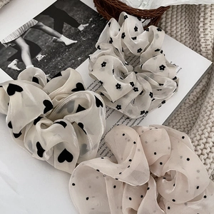 Organza Scrunchies Set mit Punkten, Herzen und Blumen für elegante Frisuren im Haar