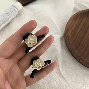 Vintage French Style Camellia Hair Claw Clip Mini Matte Resin Flower Hairpin With Imitation Artificial Pearl For Women Hair Accessories