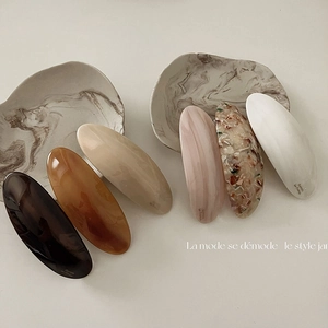 Lot de six barrettes à cheveux ovales en acétate aux couleurs et motifs assortis