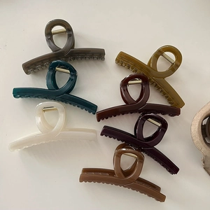 Elegant large hair claws in 7 various colors featuring a glossy French minimalist design