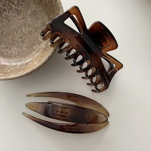 Détail d'une pince à cheveux léopard ambre et clip demi-lune avec gravure Made in Korea