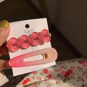 Detail von rosa Herz-Haarspangen-Set mit Acrylherzen und mattem BB-Clip auf Karte