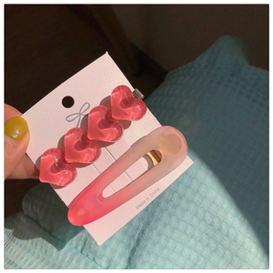 Nahaufnahme von rosa Herz-Haarklammern-Set mit Harzherzen und mattierter Oberfläche Zubehör