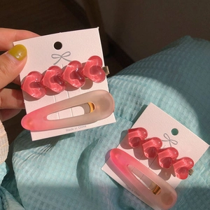Set aus zwei rosa-roten Herz-Haarklammern mit mattem Farbverlauf für Mädchen und Damen