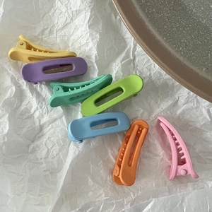 Lot de barrettes colorées mates en sept teintes vives pour le coiffage des cheveux