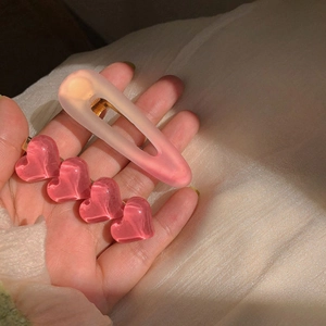 Set aus zwei süßen rosa Haarspangen mit mattem Oval-Design und Herzdekor aus Harz