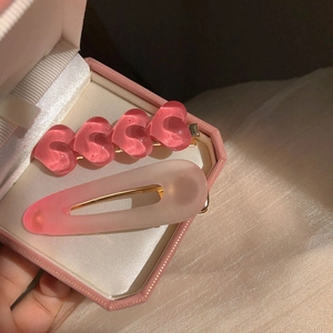Detailansicht der Haarspange mit rosa Harzherzen und mattem Tropfen-Clip im Set