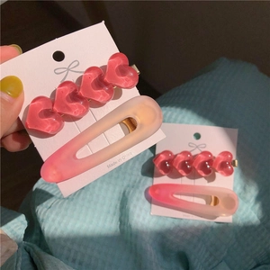 Detailansicht der Haarspange mit rosa Herz-Harz und mattem Farbverlauf-Set