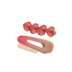 Set mit zwei rosa Haarspangen aus Harz in Herzform für Mädchen und Frauen