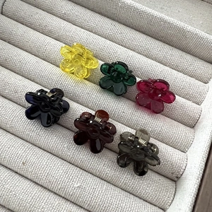 Lot de six mini pinces à cheveux colorées en forme de fleur en acrylique translucide