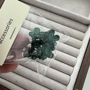 Détails de mini pinces à cheveux à fleurs vert foncé dans un emballage transparent