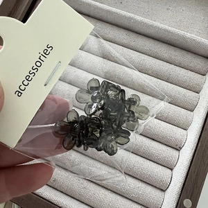 Détail des mini pinces à cheveux fleur gris fumé avec ressort métallique résistant