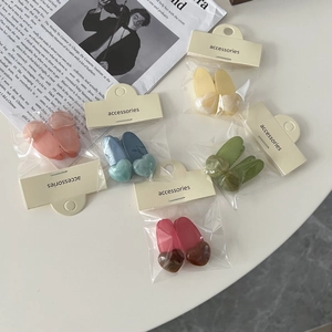 Lot de 5 pinces à cheveux en forme de cœur couleurs gelée sur fond de journal