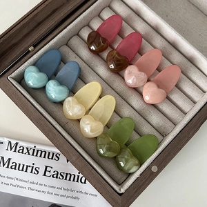 Lot de barrettes à cheveux en forme de cœur en acrylique coloré dans une boîte