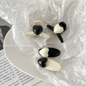 Pince à Cheveux Mini Cœur Noir Et Blanc Minimaliste Douce Résine Bec De Canard Clip Latéral Accessoires De Cheveux Pour Femmes