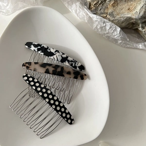 Vue détaillée d'un lot de 3 peignes à cheveux aux motifs marbrés et écaille de tortue