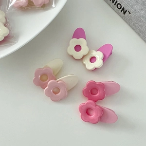 Detailansicht von 6 niedlichen Blumen-Haarspangen aus Kunstharz in Pastelllila, Rosa und Beige