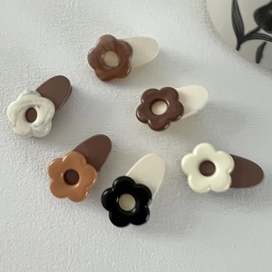 Lot de 6 pinces à cheveux fleur en tons neutres comme marron, crème et beige