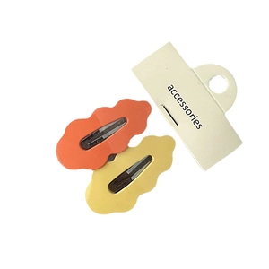 Lot de jolies barrettes en forme de nuages orange et jaune sur carte accessoire