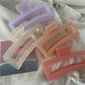 Makroaufnahme großer matter Acryl-Haarklammern in vier pastellfarbenen Jelly-Farben