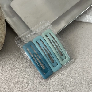 Three-piece set of rectangular matte blue gradient hair clips in clear packaging