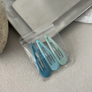 Detailed close-up of 3 matte snap clips in blue gradient tones on a tray