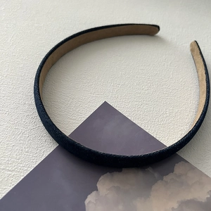Detail of blue denim headband featuring thick woven texture and non-slip velvet lining