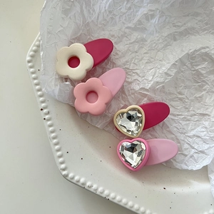 Niedliches Haarklammer-Set mit Blumen und Herz-Strasssteinen für Mädchen in Rosa