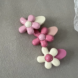 Lot de trois barrettes à fleurs coréennes en rose, rouge rose et blanc crème
