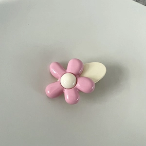 Détail de la pince à cheveux fleur rose avec finition brillante et clip bec de canard