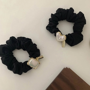 Set de 2 coleteros negros elegantes con perlas de corazón y cuadradas con bordes dorados