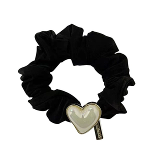 Chouchou noir élastique avec cœur en perle blanche et plaque dorée gravée Handmade