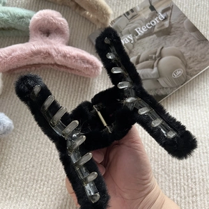 Pinces à cheveux en peluche pour femmes en plusieurs couleurs présentées dans un cadre cosy
