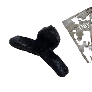 Grande pince à cheveux élégante en peluche noire pour femme avec texture fausse fourrure